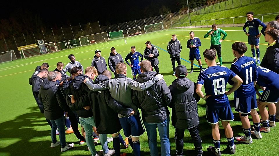 Hochwald-Trainer Fabian Mohsmann (hinten, Mitte) konnte hinterher im Mannschaftskreis ein zufriedenes Fazit ziehen. 