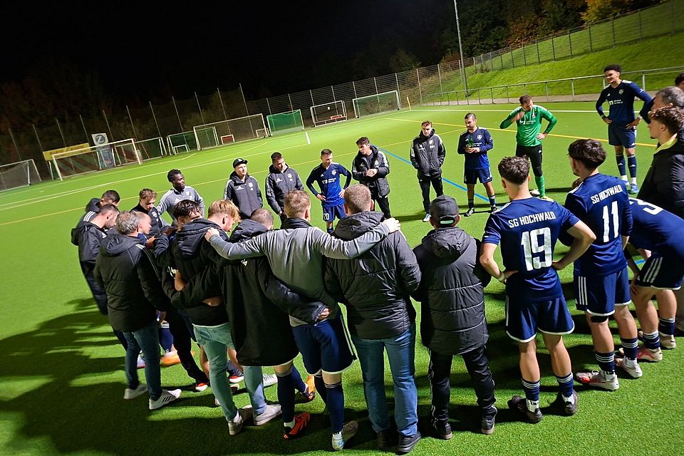 Hochwald-Trainer Fabian Mohsmann (hinten, Mitte) konnte hinterher im Mannschaftskreis ein zufriedenes Fazit ziehen. Hochwald-Trainer Fabian Mohsmann (hinten, Mitte) konnte hinterher im Mannschaftskreis ein zufriedenes Fazit ziehen.