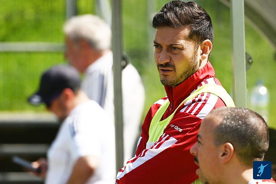 Blickt mit viel Zuversicht auf das "Endspiel" um Platz zwei: Sauertals Trainer Matteo Amodio.