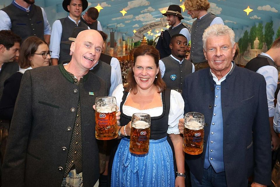 Prost! Präsident Robert Reisinger (l.) stößt an mit Verena Dietl und Dieter Reiter.