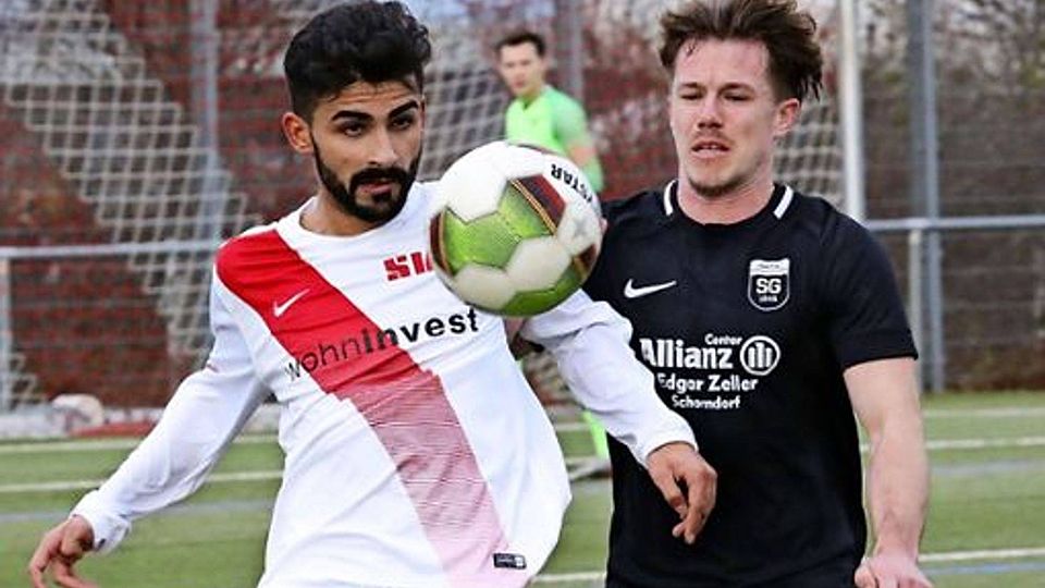 Burak Sönmez (links) vom SV Fellbach II kämpft um den Ball. 