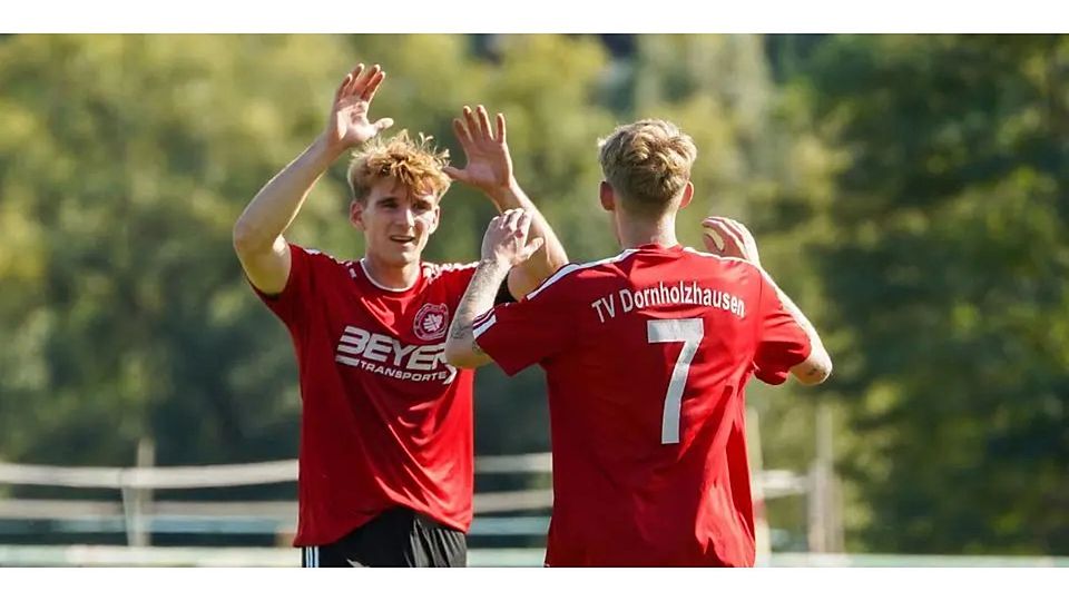 Jubeln für den TV Dornholzhausen in der Fußball-B-Liga Wetzlar: Michel Kleint (r.) und Leonhard Omar besiegen mit dem TVD das Team von Blau-Weiß Wetzlar. © Isabel Althof