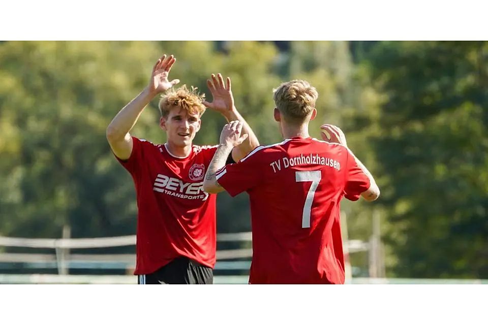 Jubeln für den TV Dornholzhausen in der Fußball-B-Liga Wetzlar: Michel Kleint (r.) und Leonhard Omar besiegen mit dem TVD das Team von Blau-Weiß Wetzlar. © Isabel Althof