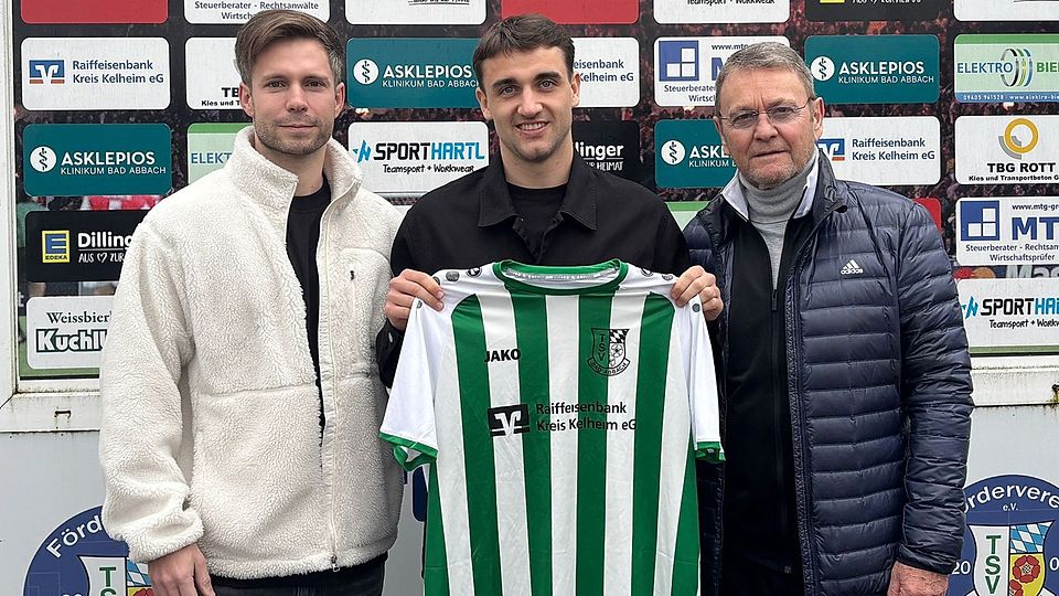 In Bad Abbach freuen sich Trainer Simon Sigl (links) und Sportlicher Leiter Sepp Schuderer (rechts) über die Zusage von Philip Bockes.