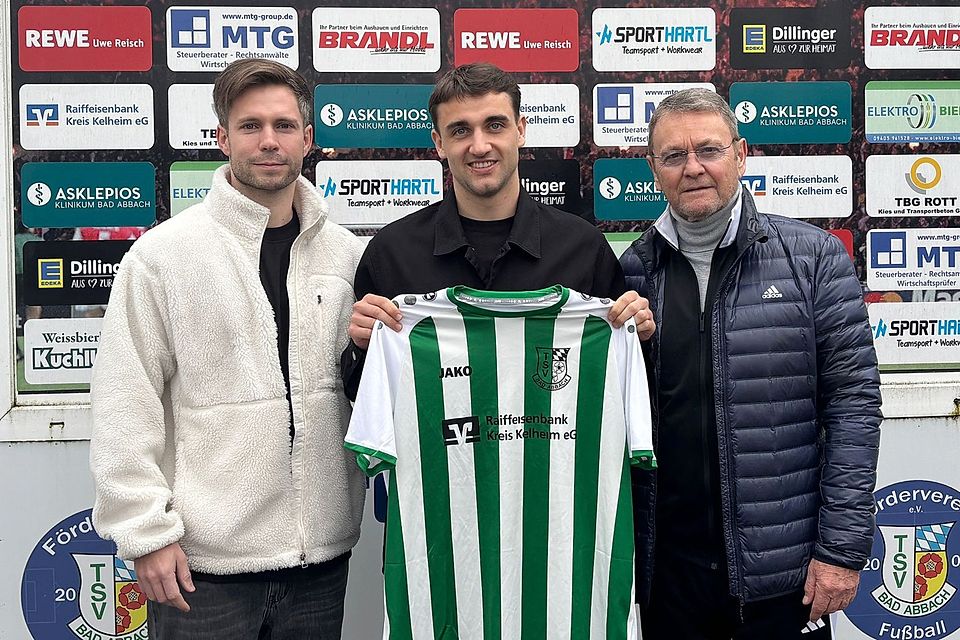In Bad Abbach freuen sich Trainer Simon Sigl (links) und Sportlicher Leiter Sepp Schuderer (rechts) über die Zusage von Philip Bockes.
