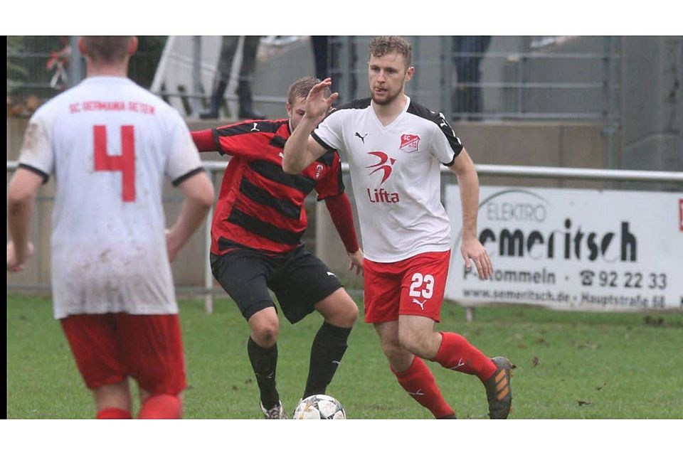 Weiterhin Bezirksliga-Fußball erhoffen sich Lukas Cremer (r.) und seine Germania. 