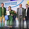 Die Regensburgerin Ida Maschauer (2.v.l.) wird von Bundestrainer Julian Nagelsmann (l.) und BFV-Präsident Dr. Christoph Kern (r.) eingerahmt.