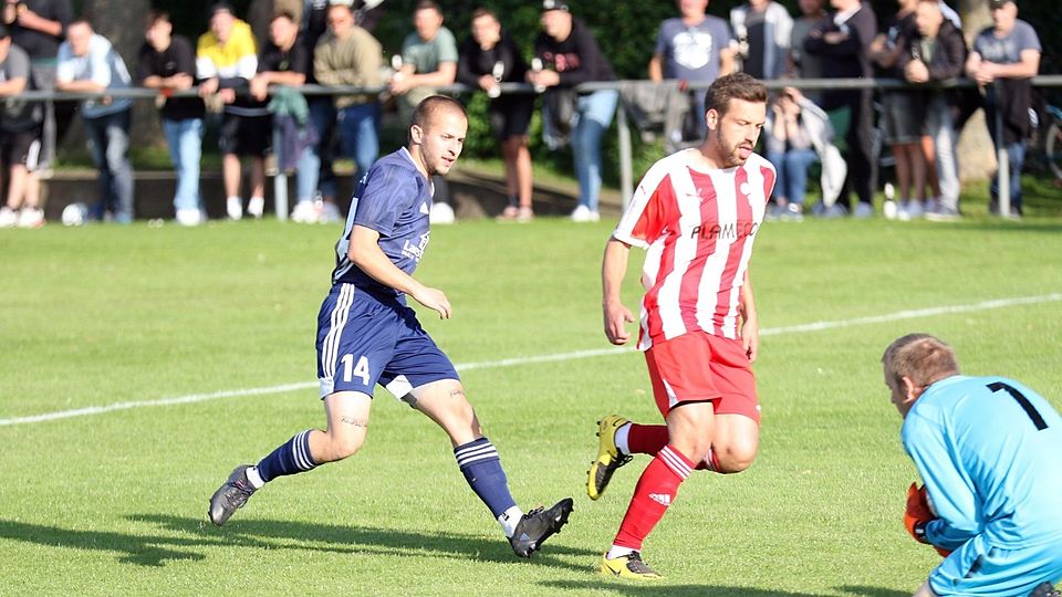 Sebastian Friedrich (rotes Trikot) traf für die SG Essleben doppelt.