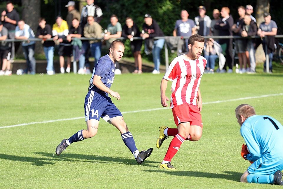 Sebastian Friedrich (rotes Trikot) traf für die SG Essleben doppelt.