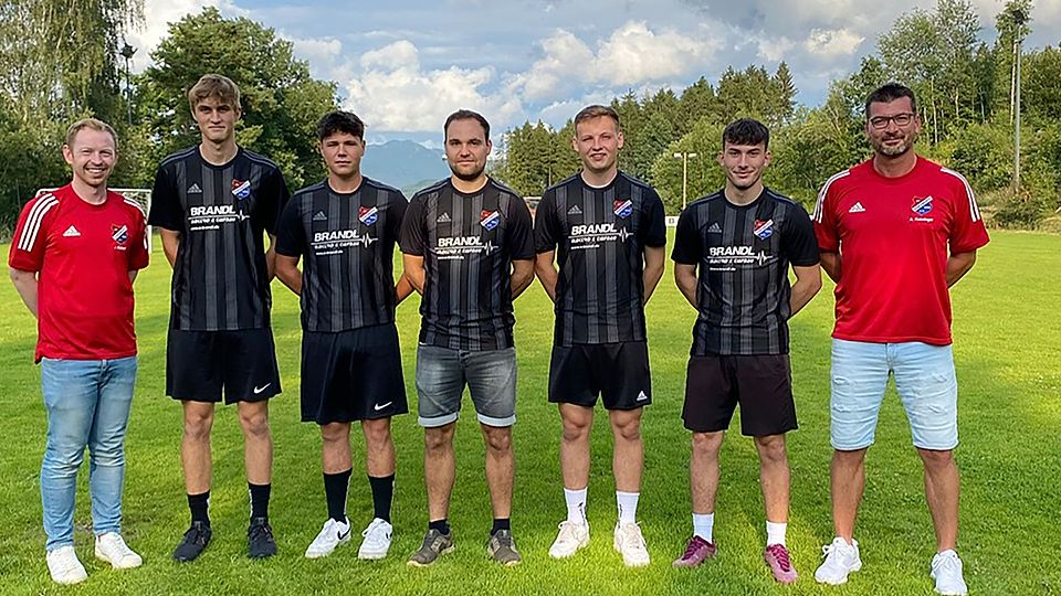 Vorstand Johannes Köberl (links) und Trainer Andreas Kussinger (rechts) freuen sich auf fünf neue Gesichter am Bäckerzipfel.