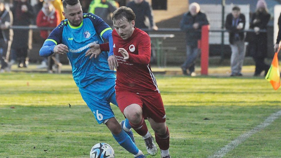 Dieses Laufduell entscheidet der Hohenleipischer Erik Pospischil (re.) gegen Hannes Jurischka.