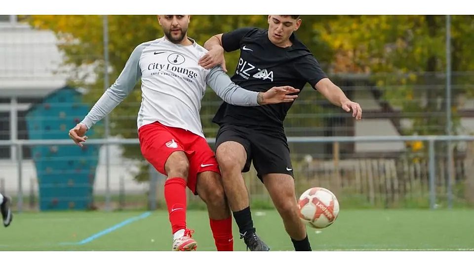 Abdullah Asaad Hamdan Almoel von RW Wetzlar (l.) spielt den Ball, bevor ihm der Naunheimer Wahik Baghdasarian in die Quere kommt. © Isabel Althof