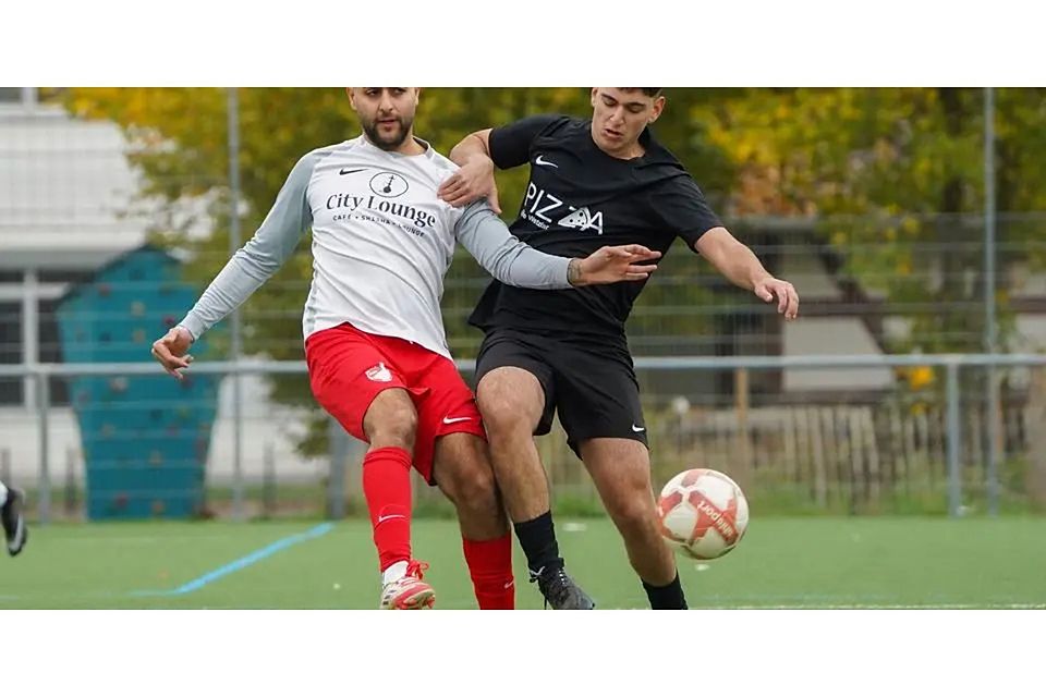 Abdullah Asaad Hamdan Almoel von RW Wetzlar (l.) spielt den Ball, bevor ihm der Naunheimer Wahik Baghdasarian in die Quere kommt. © Isabel Althof