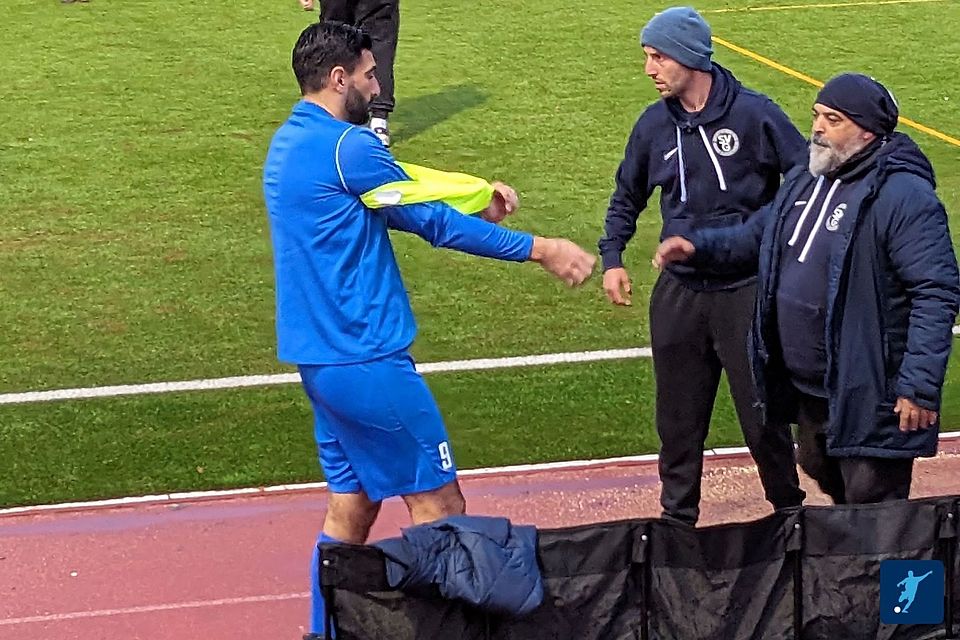 Cotrainer Ferhat Gündüz (links) streifte sich erneut erst das Warmmach-Leibchen und dann das Trikot über, weil Chefcoach Luca Vanni (Mitte) die Spieler ausgehen. Cotrainer Ferhat Gündüz (links) streifte sich erneut erst das Warmmach-Leibchen und dann das Trikot über, weil Chefcoach Luca Vanni (Mitte) die Spieler ausgehen.