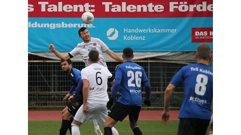 Großer Fight beim Tabellenführer: Nils Gans köpft den Ball gegen TuS Koblenz aus der Gefahrenzone. Sein Mitspieler Vincent Haber schaut zu.
