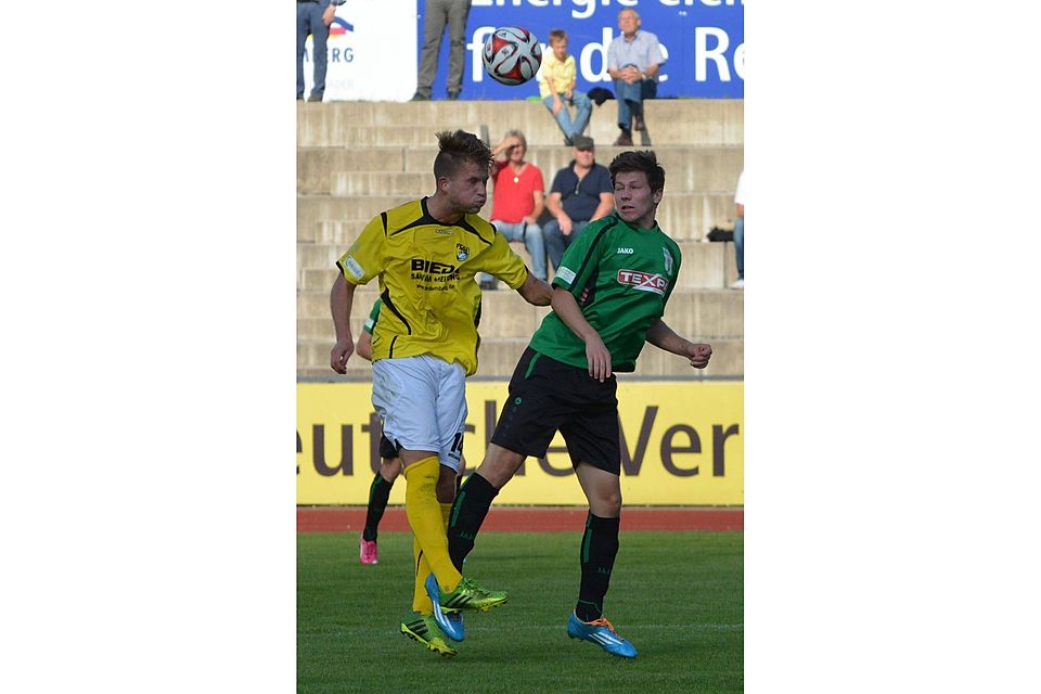 Wieder einmal mit Köpfchen: Kai Hempel (l.) traf zum 1:0-Sieg des FC Amberg in Memmelsdorf.F: Allacher