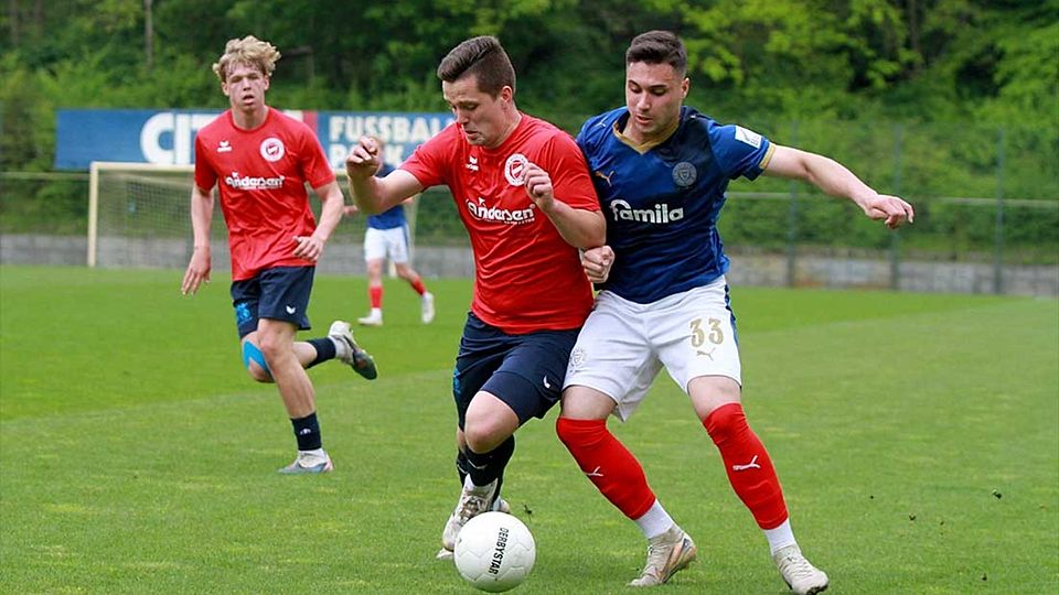 Christian Reimers (li.. Nordmark Satrup) gegen Aldin Jakupovic (Holstein Kiel II).
