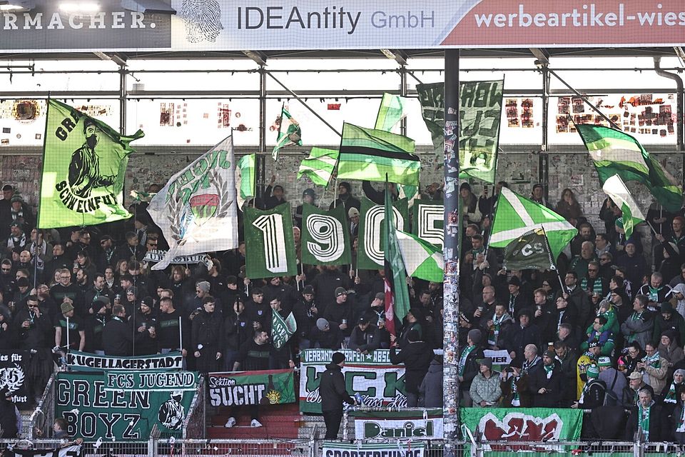 An der Unterstützung lag`s mal wieder sicher nicht: Die Schnüdel wurden auch in der BRITA-Arena von zahlreichen Fans begleichtet - die am Ende die 20. Niederlage im 23. Spiel mit ansehen mussten. An der Unterstützung lag`s mal wieder sicher nicht: Die Schnüdel wurden auch in der BRITA-Arena von zahlreichen Fans begleichtet - die am Ende die 20. Niederlage im 23. Spiel mit ansehen mussten.
