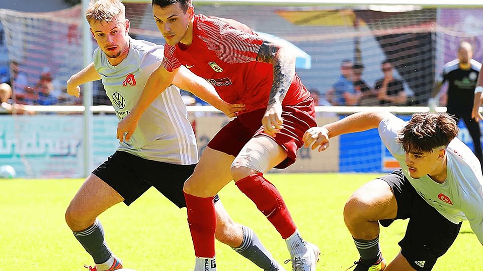 Irfan Selimovic (rot) wechselt vom TSV 1880 Wasserburg zum direkten Stadtkonkurrenten SV Genclerbirligi Wasserburg.