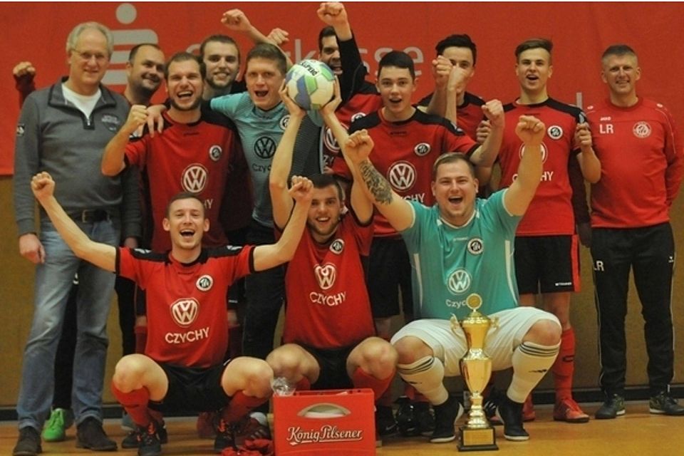 Der TVV Neu Wulmstorf gewann den Wanderpokal des Jorker Hallenfußball-Turniers. Fotos: Berlin