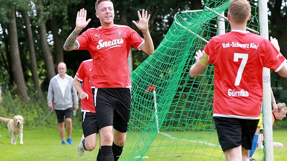 Marc Zeller (Rot-Schwarz Kiel) nach einem Torerfolg.
