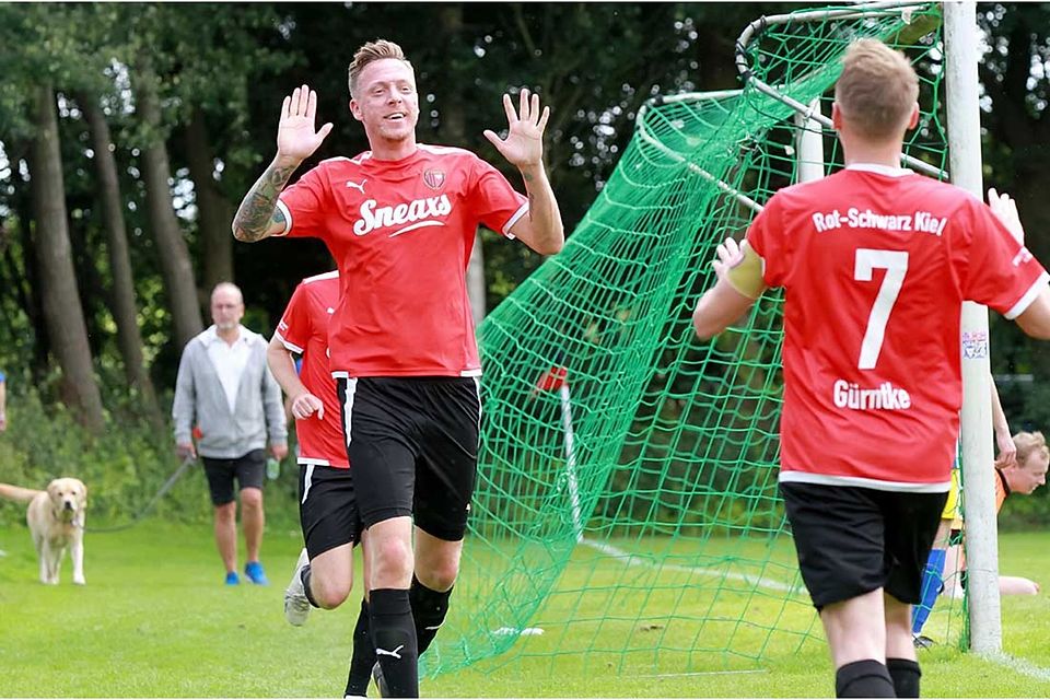Marc Zeller (Rot-Schwarz Kiel) nach einem Torerfolg.