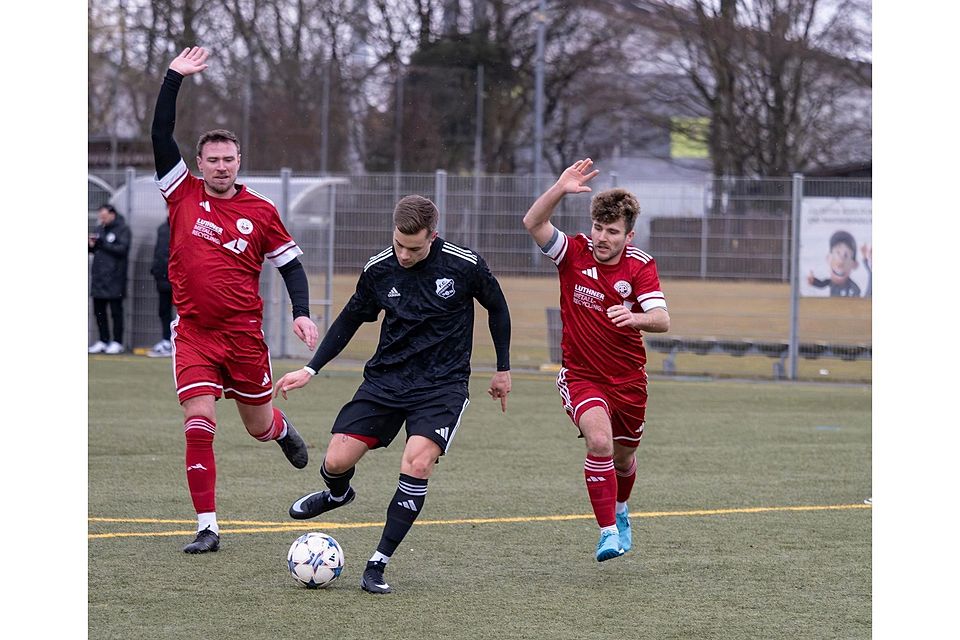An ihrer Abseitsfalle feilten die FCAP-Verteidiger (rot, links) Alexander Dausch und Tim Lehrmann aktiv mit Reklamierarm zuletzt beim 1:1 gegen Finsing.