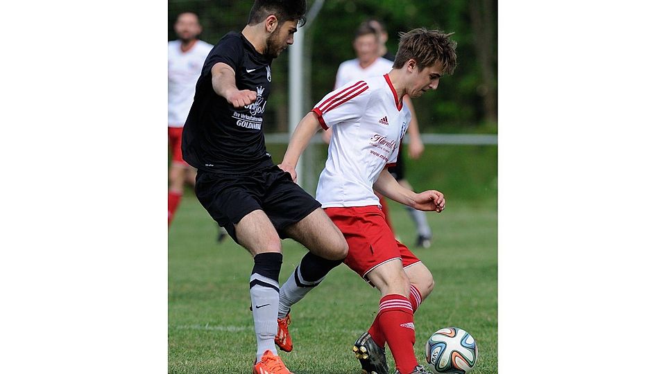 Wasbeks Enes Özkan (schwarz) setzt den Tungendorfer Tom-Niklas Christ vehement unter Druck.Sell