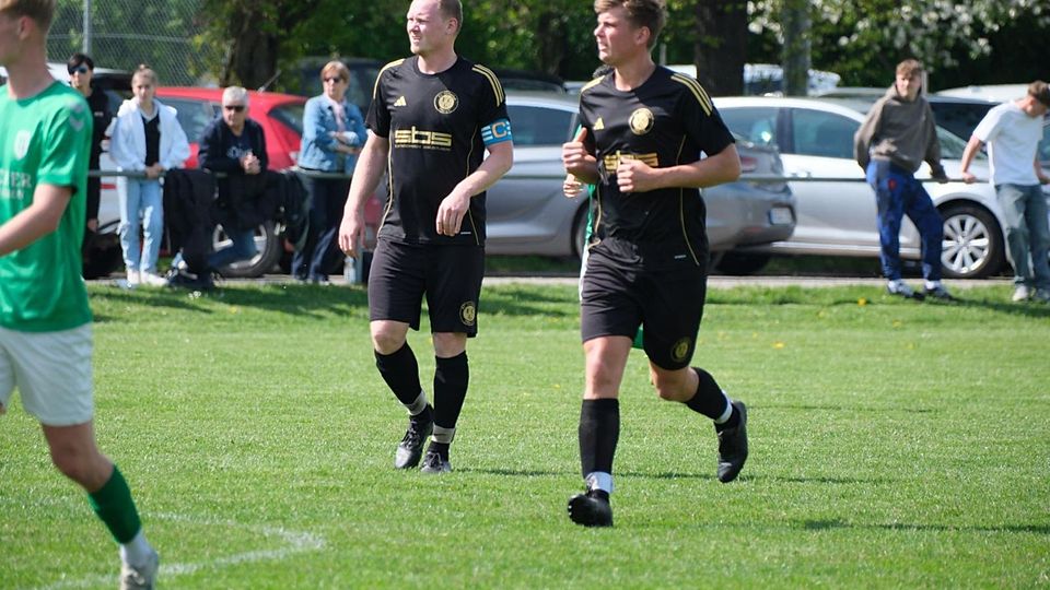 Spielführer Phillipp Asenbeck (li.) und Stefan Köbinger (re.) wollen auch gegen Söchtenau wieder 3-fach Punkten