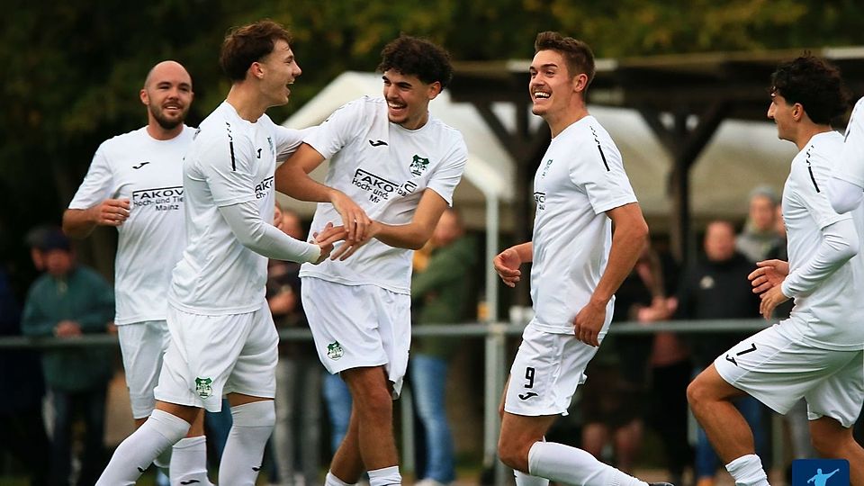 Jubel beim TuS Marienborn über den Heimsieg gegen Hohenecken.