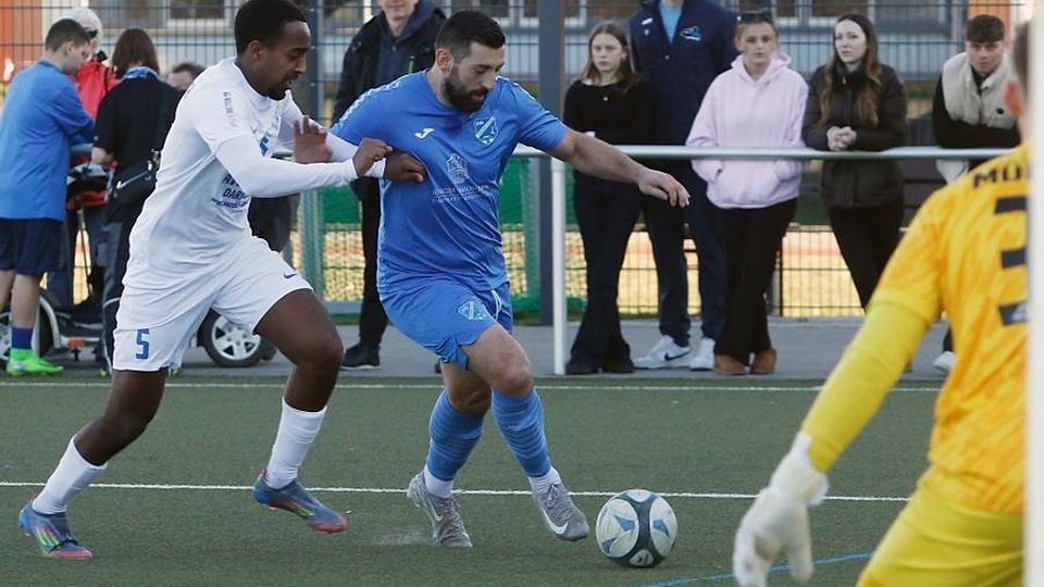 Machtdemonstration an der Mainspitze: Der VfB Ginsheim (hier mit Can Cemil Özer, rechts) fertigte am Sonntag den SV Münster mit Rim Semere ab.	Foto: Andre Dziemballa
