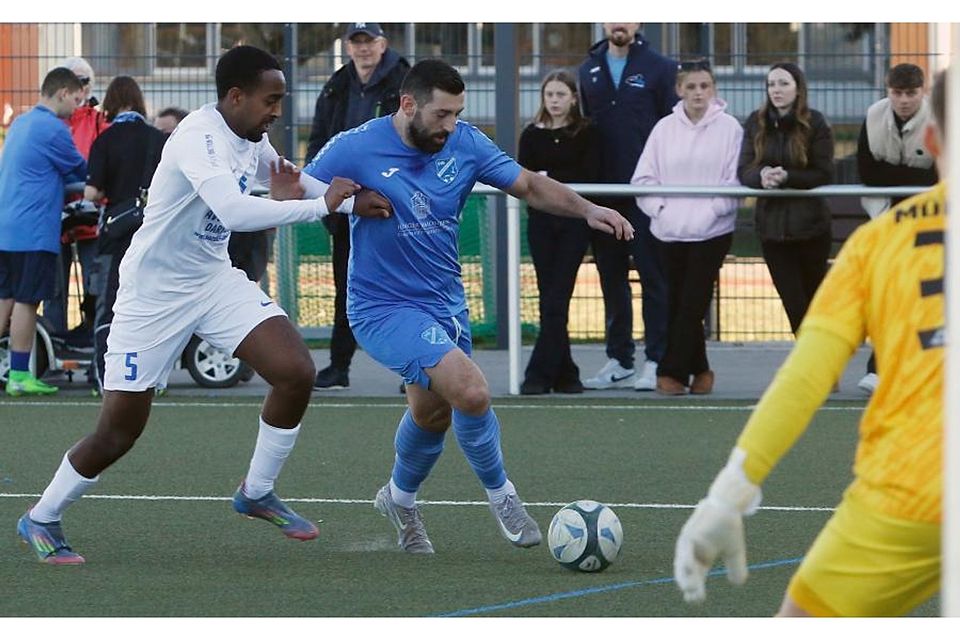 Machtdemonstration an der Mainspitze: Der VfB Ginsheim (hier mit Can Cemil Özer, rechts) fertigte am Sonntag den SV Münster mit Rim Semere ab.	Foto: Andre Dziemballa
