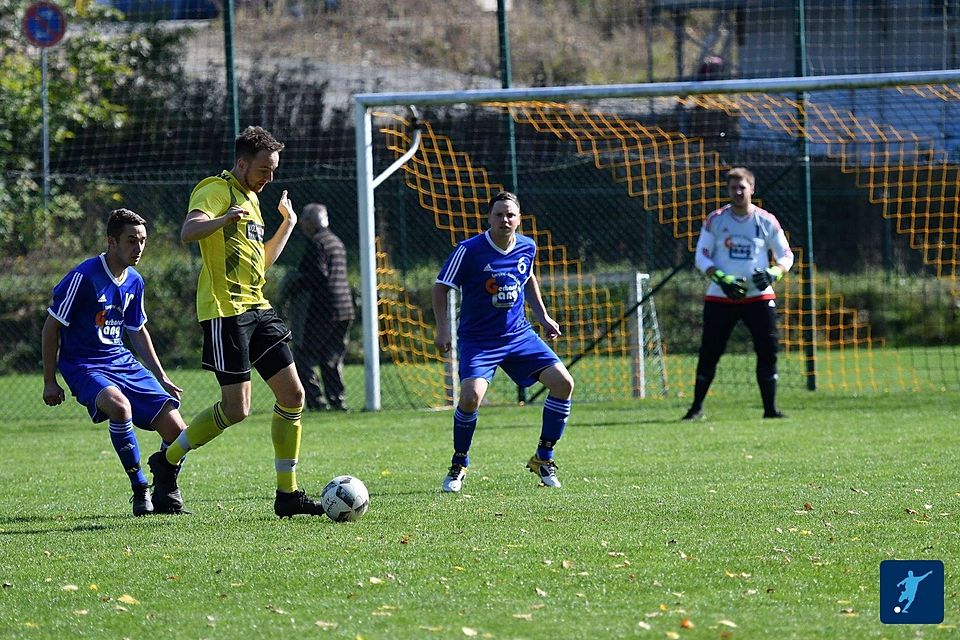 Bei der SpVgg Moosbach (in blau) fiebert man dem Duell mit der Grenzlandelf entgegen.