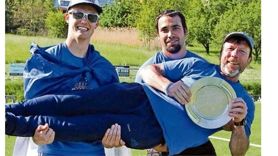 Es ist vollbracht: Die SF Walsheim, hier lassen Goalgetter Stefan Hohnsbein (links) und Torwart Marius Mohr ihren Trainer Horst Wenzel hochleben, haben am letzten Spieltag die Meisterscahft und damit den Aufstieg in die Landesliga klargemacht. Foto: Spellbynder