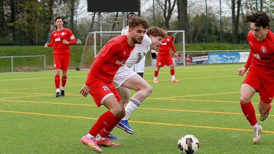 Drilon Trepca (li., Kilia Kiel) ist der Matchwinner mit dem einzigen Treffer der Partie in Kaltenkirchen.