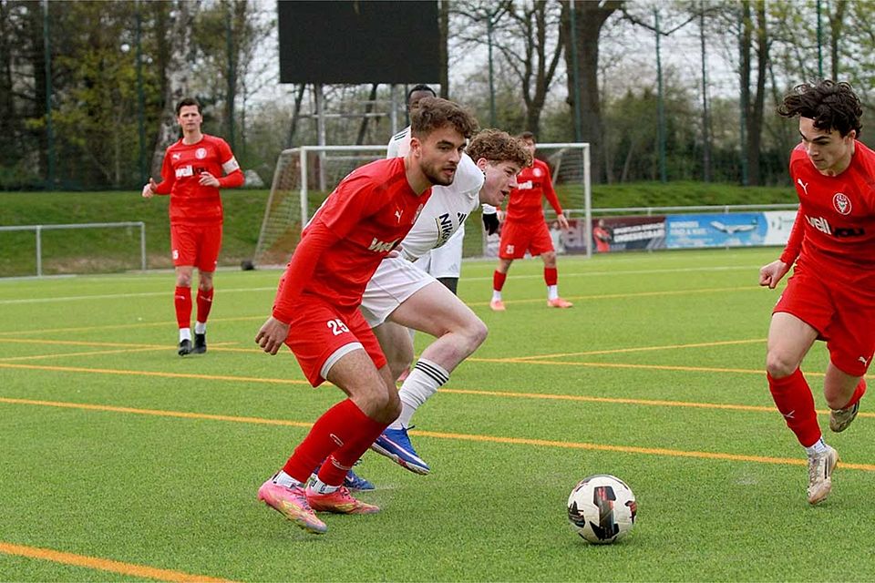 Drilon Trepca (li., Kilia Kiel) ist der Matchwinner mit dem einzigen Treffer der Partie in Kaltenkirchen.