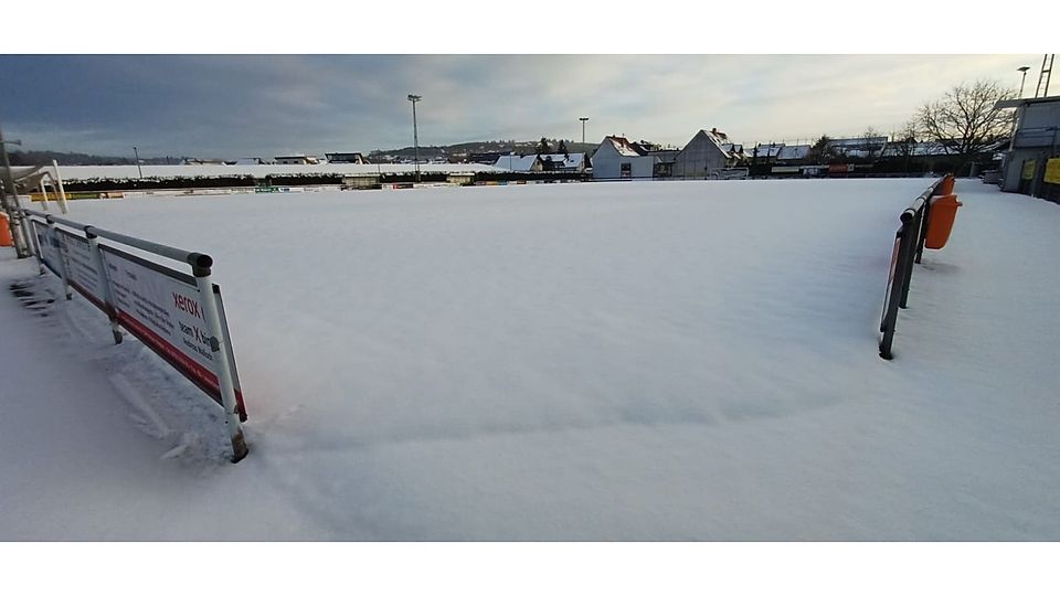 So sah der Platz in Waldalgesheim noch am Freitag aus. An Fußball war am Wochenende nicht zu denken.