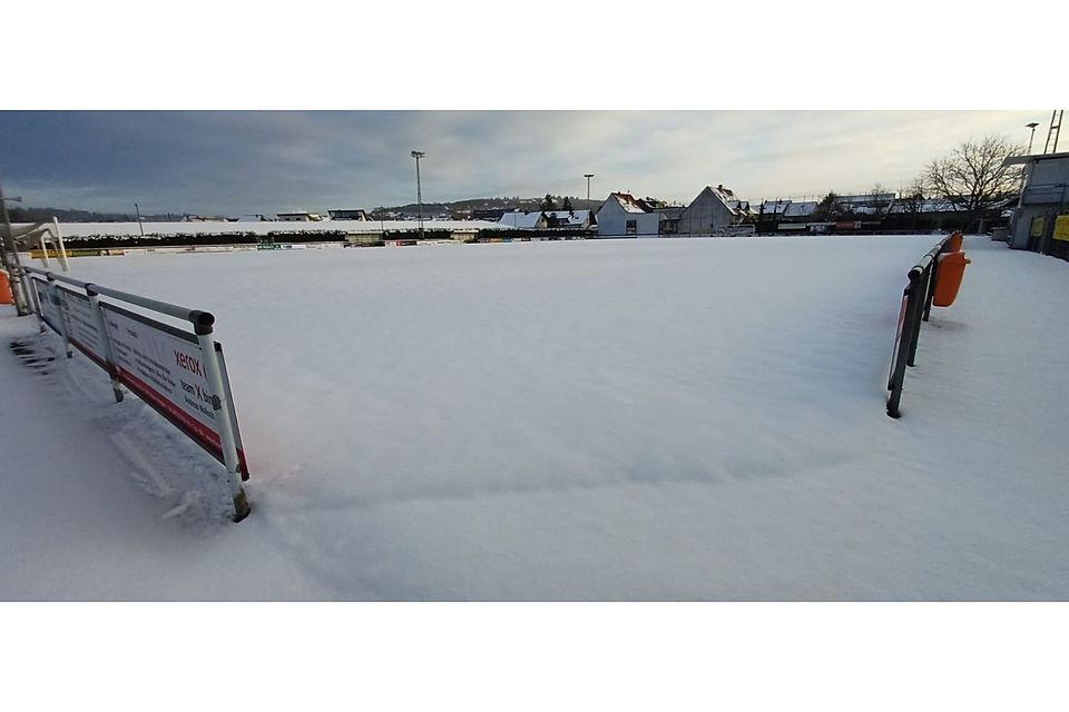 So sah der Platz in Waldalgesheim noch am Freitag aus. An Fußball war am Wochenende nicht zu denken.