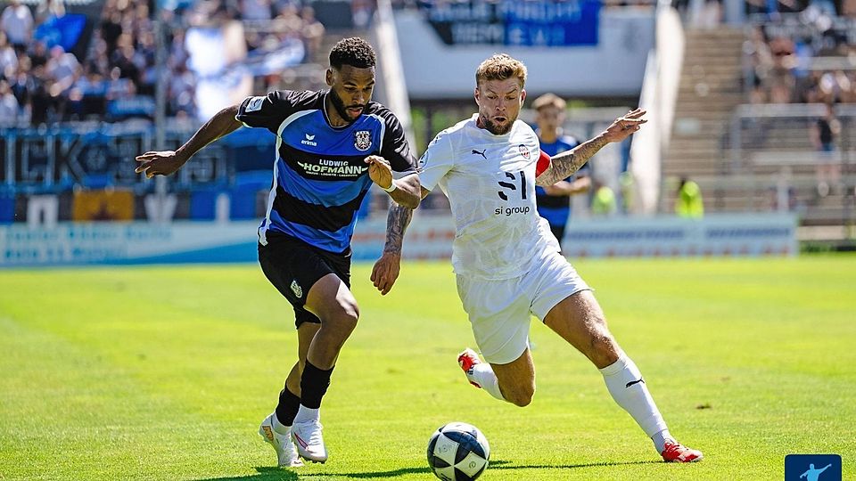 Alexander Esswein (r.) und die Rasenspieler kehrten mit einem hochverdienten Remis vom FSV Frankfurt nach Mannheim zurück.