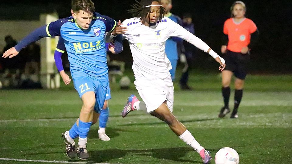 Zweikampf um den Ball: Germanias Felix Kretschmer (l.) hat in dieser Szene das Nachsehen gegen Jay Mbayabu.