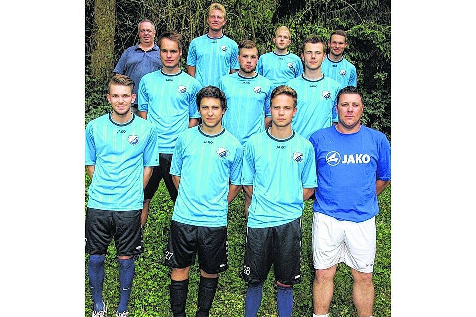 Die neuen Spieler von Union Schafhausen mit Trainer Jochen Küppers (vorne, r.) und Obmann Hermi Jansen (hinten, l.). Foto: agsb