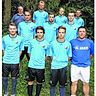 Die neuen Spieler von Union Schafhausen mit Trainer Jochen Küppers (vorne, r.) und Obmann Hermi Jansen (hinten, l.). Foto: agsb