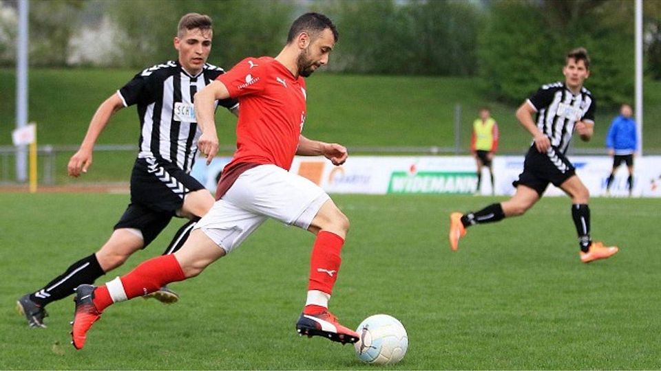 Sabino Pasquale (vorne) und der FC Rot-Weiß Salem haben es nicht mehr in eigener Hand: Selbst bei einem Heimsieg gegen Schlusslicht Gutmadingen doht der Abstieg in die Bezirksliga Bodensee. Foto: Karl-Heinz Bodon