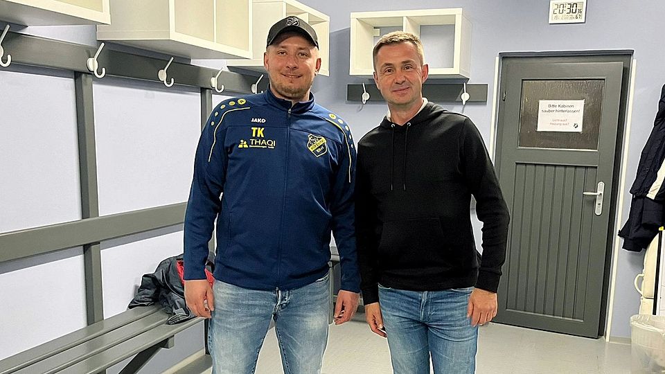 Köferings Abteilungsleiter Thomas Karwot (l.) begrüßt den neuen Trainer Stefan Wagenfeld in der frisch renovierten Heimkabine des SSV.