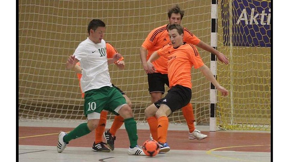 Duell um die Futsal-Krone: Der Ingelheimer Lukas Pieper (links) nimmt es mit drei Bretzenheimern auf und hat am Ende mit seinem Team die Nase vorne. Foto: Photoagenten/Axel Schmitz
