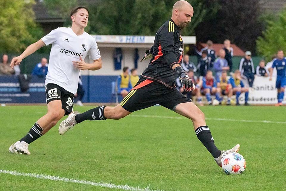 Krempes Torwart Justus Haack kann vor Mats Schaller klären (Heider SV). Krempes Torwart Justus Haack kann vor Mats Schaller klären (Heider SV).