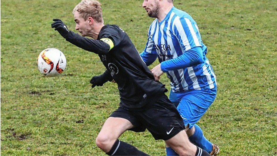 Ins Straucheln gebracht: Zarpens Jan Storm (re.)  bringt Hammoors Kapitän Dennis Zander aus dem Tritt und freute sich am Ende über ein achtbares 2:2 gegen den Tabellenführer. un