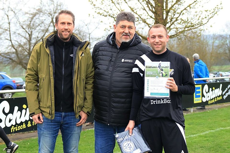 Der geehrte Florian Mulzer (rechts) mit Kreispielleiter KSL Alfons Hirzinger (Mitte) und dem Haselbacher Abteilungsleiter Stefan Fischer.