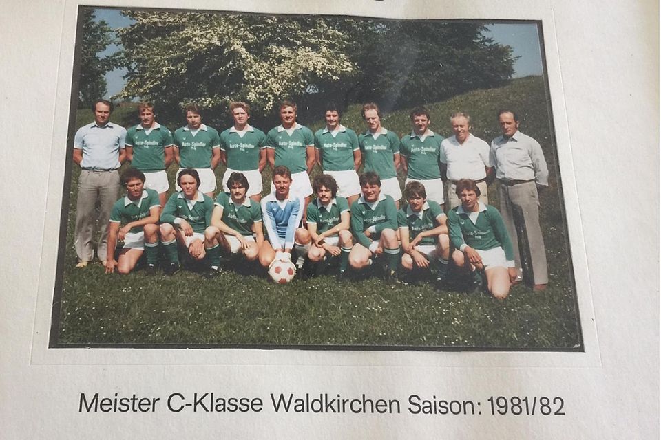 "Aufstiege sind Feiertage" - so wie 1982, als der SVP mit Günter Schmöller (vorne 3.v.r.) den Meistertitel feiern durfte.