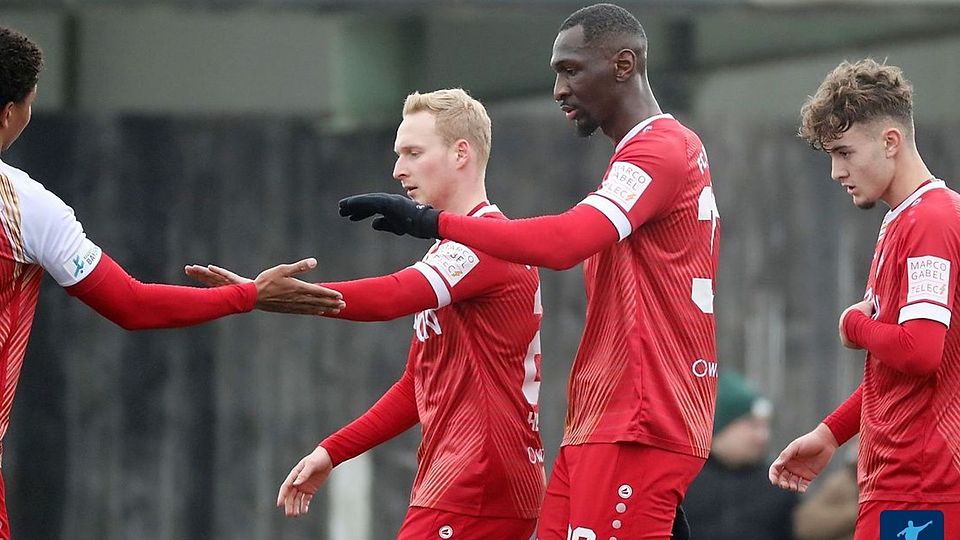Luke Hemmerich (2.v.li.), Tarsis Bonga und Kollegen haben sich nach dem 3:0-Testspielerfolg am Samstag gegen Barockstadt Fulda Lehnerz ins einwöchige Trainingslager auf Mallorca verabschiedet.